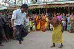 மாரியம்மன் கோவிலில் சாட்டையடித்து வினோத நேர்த்திக்கடன்