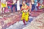 செல்வ காளியம்மன் கோயில் பூக்குழி இறங்கிய பக்தர்கள்