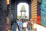 காஞ்சிபுரம் வரதராஜப் பெருமாள் கோவிலில் குவிந்த பக்தர்கள்
