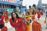 திருத்தணி கோவிலில் கிருத்திகை விழா காவடிகளுடன் பக்தர்கள் தரிசனம்