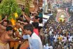 கரூர், மாரியம்மன் கம்பம் ஆற்றுக்கு விடும் விழா: ஆயிரக்கணக்கானோர் பங்கேற்பு