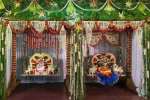 கரூர் மாரியம்மன் கோவிலில் ஊஞ்சல் உற்சவம் பரவசம்