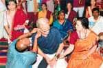 மயூரநாதர் கோவிலில் காது குத்தி வெளிநாட்டு பக்தர்கள் வழிபாடு