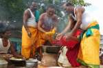 கோவிலில் வெறும் கையால் சுட்ட ஏழு வடை ரூ.14,200க்கு ஏலம் போனது!