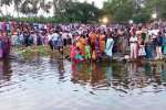 காவிரி ஆற்றில் களைகட்டிய ஆடிப்பெருக்கு: ஏராளமான மக்கள் புனித நீராடி வழிபாடு