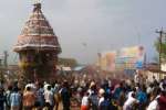 கெங்கையம்மன் கோயில் தேர் திருவிழா:  மீனவர்கள் வடம் பிடித்தனர்