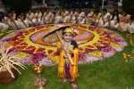 ஓணம் பண்டிகை கொண்டாட்டம்: பூக்கோலமிட்டு மாணவிகள் அசத்தல்