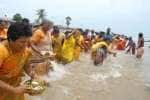 கடலில் பால் ஊற்றி சமுத்திர ராஜ வழிபாடு