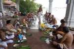 புஷ்கர நாளில் ஆந்திர மாநில பக்தர்கள் பவானி கூடுதுறையில் புனித நீராடி வழிபாடு