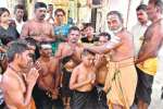 ரெகுநாதபுரம் வல்லபை ஐயப்பன் கோயிலில் மாலையணிந்த பக்தர்கள்
