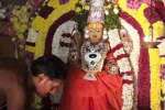 மாரியம்மன் மீது சூரிய ஒளி: அம்மனை வழிபடும் அரிய காட்சி