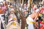 நகர் வலம் வந்த நகரத்தார் காவடி