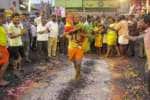காளியம்மன் கோவில் சித்திரை திருவிழா: தீ மிதித்த பக்தர்கள்