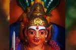 மாரியம்மன் தலை மீது ஊர்ந்த நாகப்பாம்பு: பக்தர்கள் பரவசம்