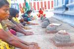 நினைத்தது நிறைவேற திசையில் வணங்கும் பக்தர்கள்