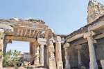 கோவிலில் சீரமைப்பு பணிகள் இழுபறி: சிதைந்து வரும் கட்டமைப்புகள்