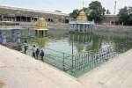 வரதர் கோவிலில் தீர்த்தவாரி தெப்பக்குளத்தில் தடுப்பு வேலி
