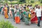 குழந்தை வேலாயுத சுவாமிக்கு மலர் காவடி