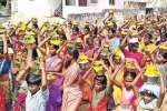 பூவலை மாரியம்மனுக்கு பெண்கள் பால்குடம்