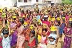 பூவலை மாரியம்மனுக்கு பெண்கள் பால்குடம்