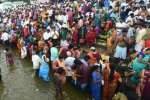 ஆடிப்பெருக்கு விழா: ஆற்றுப்பகுதியில் குழந்தைகள் கவனம்