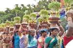 முத்துமாரியம்மன் கோயில் முளைப்பாரி ஊர்வலம்
