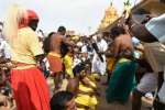 பக்தர்கள் தலையில் தேங்காய் உடைத்து நேர்த்திக்கடன்