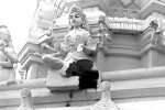 வரதராஜ பெருமாள் கோவிலில் இடி தாக்கி அம்மன் சிலை சேதம்