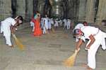 காஞ்சிபுரம் ஏகாம்பரர் கோவிலில் மாணவர்கள் உழவாரம்
