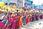 ஆர்.எஸ்.மங்கலம் முத்துமாரியம்மன் கோயில் முளைப்பாரி ஊர்வலம்