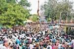 கரூர் பெருமாள் கோவிலில் உறியடி திருவிழா