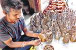 விளாச்சேரியில் தயாராகும் பசுமை விநாயகர் சிலைகள்