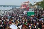 மகாளய அமாவாசை: அக்னி தீர்த்த கடலில் குவிந்த பக்தர்கள்