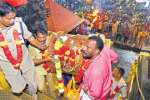 தங்க அங்கியுடன் சபரிமலை ஐயப்பன்: இன்று மண்டல பூஜை