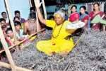 முள்படுக்கையில் அமர்ந்து பெண் சாமியார் அருள்வாக்கு