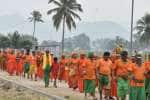 நடுரோட்டில் பழநி பக்தர்கள் நடந்து வருவதால் அபாயம்