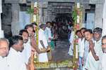 மத்தளேஸ்வரர் கோவிலில் புதிய வாயிற்படி நிலை நிறுத்தம்