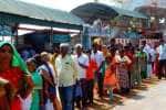 பழநியில் குவிந்த பக்தர்கள்: 4 மணி நேரம் காத்திருந்து தரிசனம்