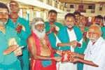 பழநி முருகன் கோயிலில் பக்தர்கள் வழிபாடு: புத்தகம் வெளியிடு