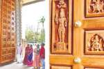 பக்தர்களை கவரும் கோயில் கதவு சிற்பங்கள்