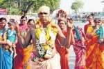 பழநி கோயிலுக்கு அலகு குத்தி வந்த பக்தர்கள்