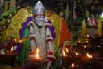சீரடி சாய்பாபா பிறந்தநாள்: விளக்கேற்றி பக்தர்கள் வழிபாடு