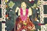 பத்ரகாளியம்மன் கோவில் விழா: பூ மிதித்து பக்தர்கள் வழிபாடு