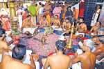 சபரிமலையில் லட்சார்ச்சனை: வெயிலிலும் பக்தர் கூட்டம்