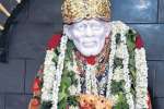 ஷீரடி சாய்பாபாவுக்கு ஹாரத்தி வழிபாடு