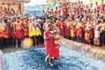 பழநி பத்ரகாளியம்மன் கோயிலில், ஆயிரம் பேர் பூக்குழி இறங்கி வழிபாடு