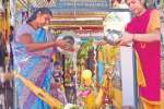 கோயில் கம்பத்திற்கு தண்ணீர் ஊற்றி வழிபட்ட பக்தர்கள்