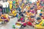 காரைக்குடி  மீனாட்சிபுரம் முத்துமாரியம்மன் கோயிலில் மஞ்சள் அபிஷேகம்