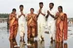 ஆடிப்பெருக்கு கோலாகலம்: நீர் நிலைகளில் குவிந்த பக்தர்கள்