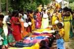 முத்துமாரியம்மன் கோவிலில் பக்தர்கள் மீது நடந்து அருள்வாக்கு